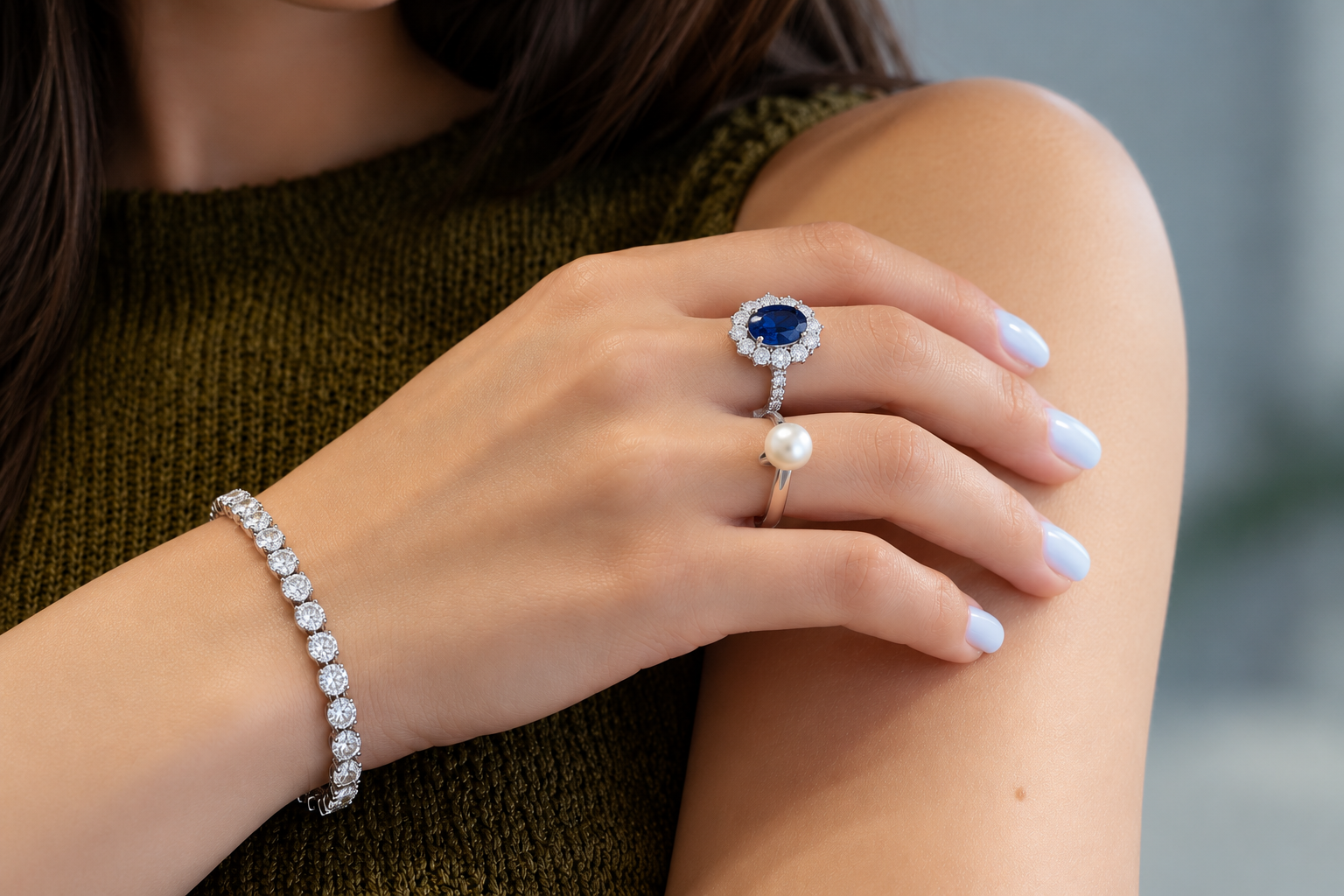Anelli con perla, zaffiri e diamanti e bracciale in oro bianco con zaffiri e diamanti